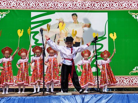 Детский ансамбль в национальных костюмах