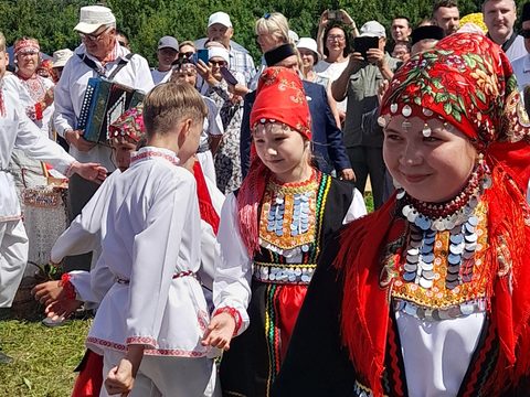 Танцовщица в ярком национальном костюме