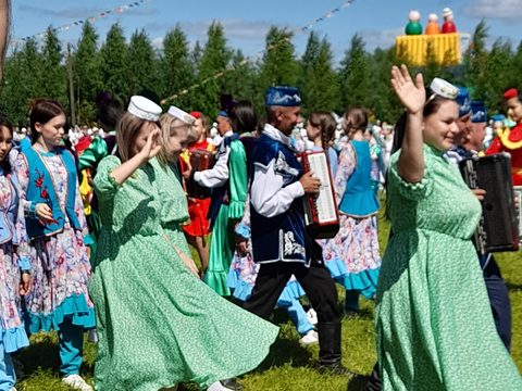 Ансамбль в зелёных платьях