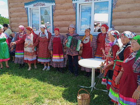 Артисты в костюмах у избы