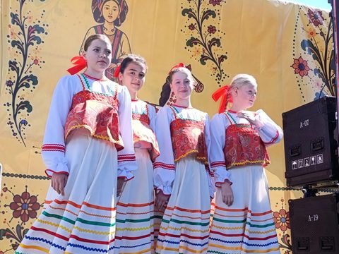 Ансамбль в красно-белых костюмах