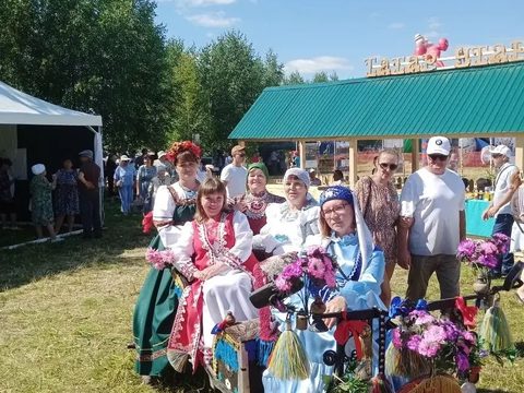 Участницы коллектива в национальных нарядах