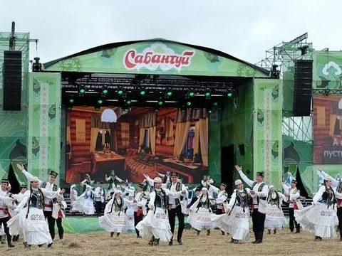 Народные танцы на сцене