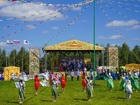Танцевальный коллектив на сцене