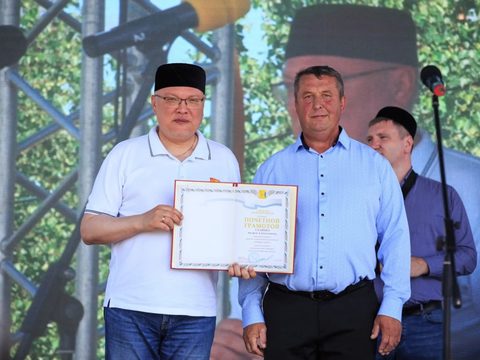 Чествование победителей с грамотой