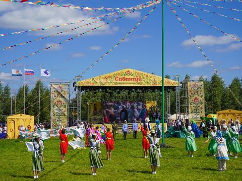 Общий вид майдана: сцена и тысячи гостей на открытии