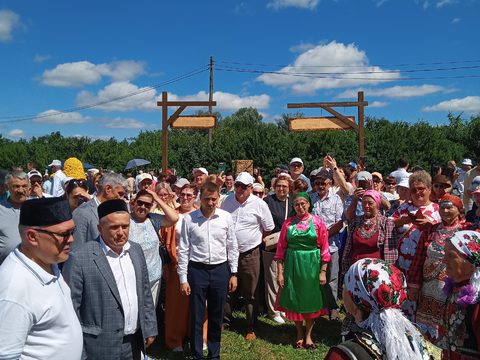 Гости и артисты в национальных костюмах