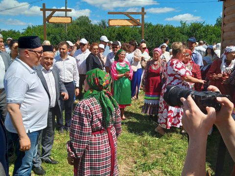 Многолюдное открытие праздника