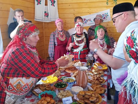 Праздничный стол подворья с выпечкой и чак-чаком
