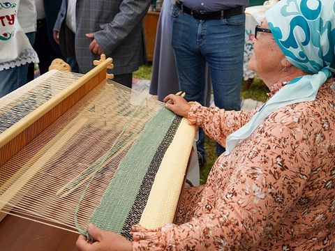 Ткачиха за старинным станком