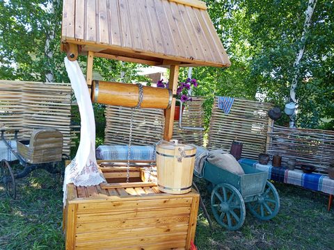 Колодец и утварь в убранстве подворья