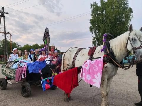 Украшенная праздничная повозка