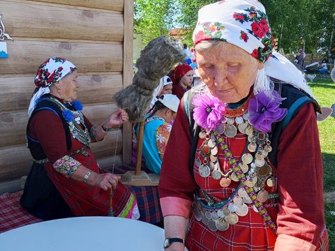 Хозяйка подворья с угощением